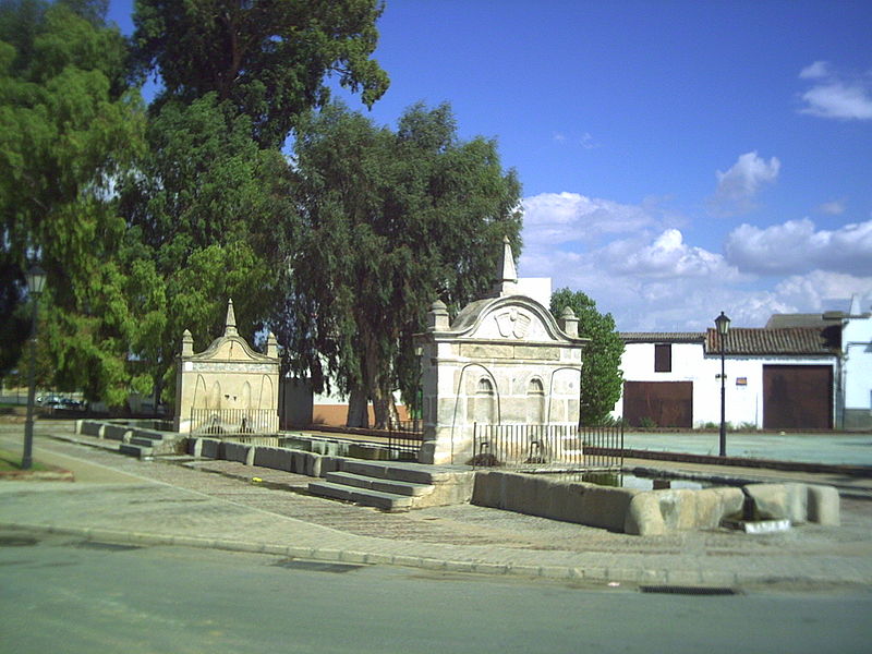 Archivo:Fuente pilar hinojosa.jpg