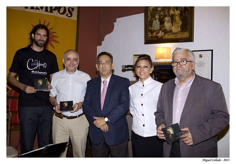 Archivo:Ateneistas con Chico Herrera.jpg