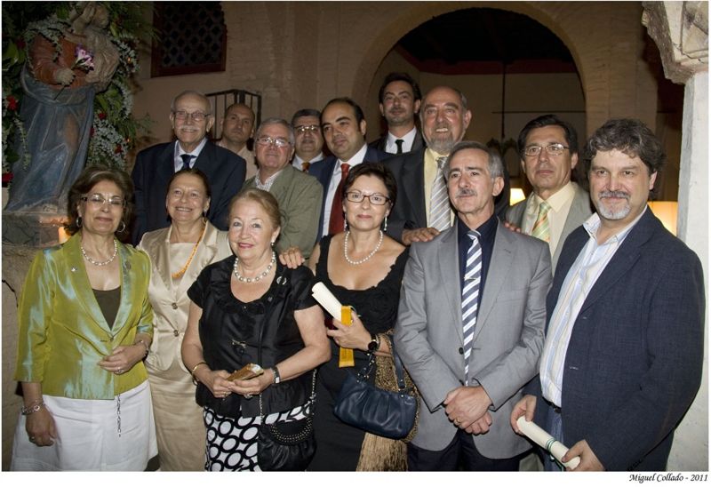 Archivo:Homenajeados con la Fiambrera y componentes el Jurado.jpg